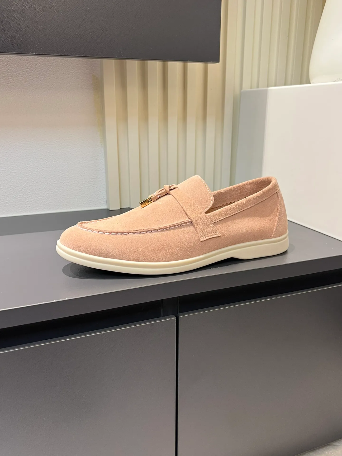 Men's shoes 💰p360 "Loro men's shoes 💰pian'*" Classic L men's shoes for couples 💰p Top version British flat loafers, a must-have item in old money style, the minimalist design is eye-catching and durable, a plus point for dressing The soft foot feel and texture are outstanding. They don’t scratch your feet and are very nice. They are matched with soft and waxy soles. They can be worn daily for a long time without getting tired. They are easy to wear, versatile and classic items, with perfect foot feel and texture! Imported cashmere fabric, the lining is made of imported A-grade water-dyed cow lining, the top version of the genuine leather midsole is sewn with pure handmade mark thread! Size: Female 35-40 (34. Customized) Male 38-44 (45.46. Customized)